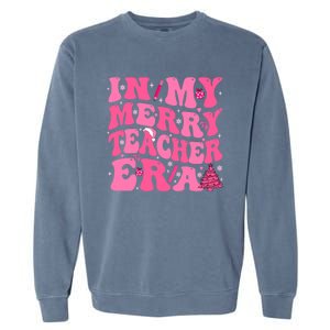 In My Merry Teacher Era Groovy Pink Christmas Teacher Gift Garment-Dyed Sweatshirt