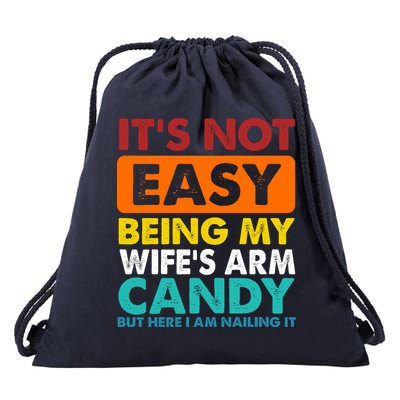It's Not Easy Being My Wife's Arm Candy But Here I Am Funny Drawstring Bag