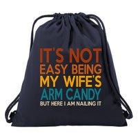 Its Not Easy Being My Wifes Arm Candy But Here I Am Drawstring Bag