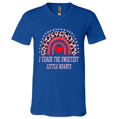 I Teach The Sweetest Hearts Rainbow Teacher Cool Gift V-Neck T-Shirt