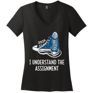 I Understand The Assignment Sneakers And Pearls Kamala 2024 Women's V-Neck T-Shirt