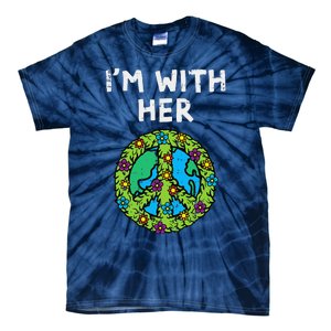 Im With Her Peace Symbol Sign Flowers Cool Earth Day Hippie Tie-Dye T-Shirt