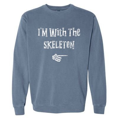 Im With Skeleton Halloween Costume Funny Couples Matching Garment-Dyed Sweatshirt