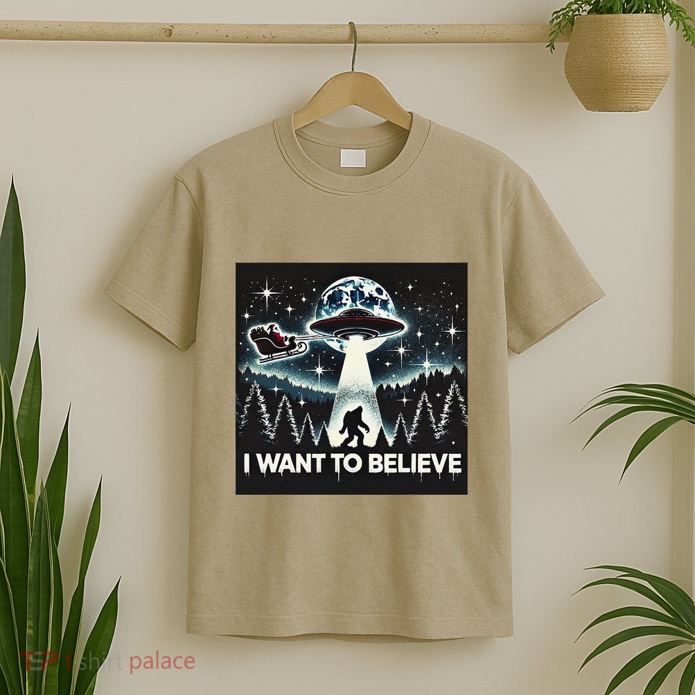I Want To Believe Funny Ufo Bigfoot Santa Christmas Design T-Shirt
