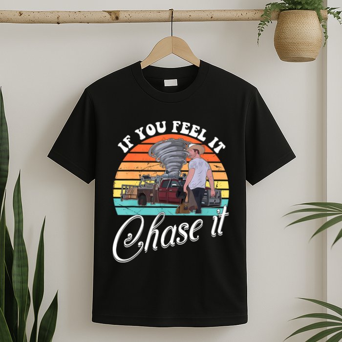 If You Feel It Chase It Vintage Design T-Shirt