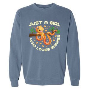 Just A Girl Who Loves Snakes Funny Snake Lover Funny Gift Meaningful Gift Garment-Dyed Sweatshirt