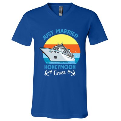 Just Got Married Honeymoon Cruise Couple Matching Gift V-Neck T-Shirt