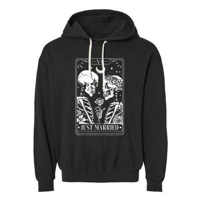 Just Married The Lovers Skeleton Couple Matching Halloween Garment-Dyed Fleece Hoodie