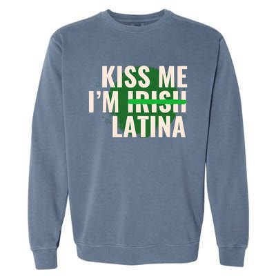 Kiss Me I’M Irish Latina Funny Hispanic St Patricks Day Garment-Dyed Sweatshirt