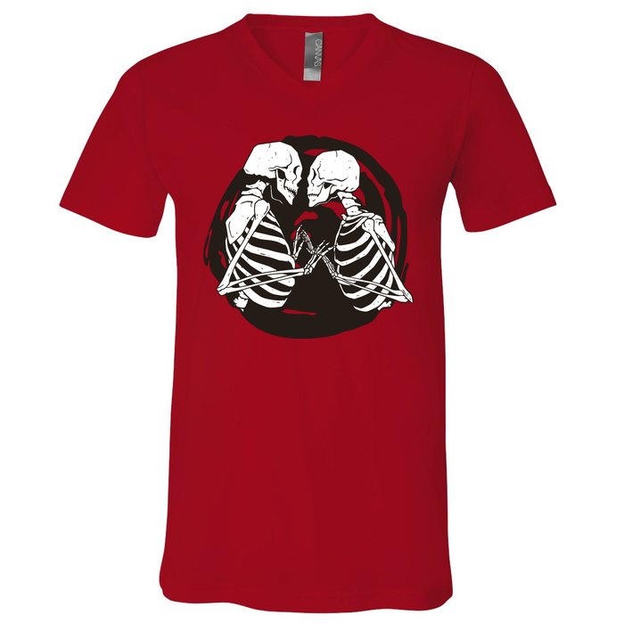 Kissing Skeletons In Love V-Neck T-Shirt