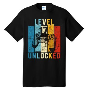 Level 17 Unlocked Video Gamer 17 Year Old 17th Birthday Gift Tall T-Shirt