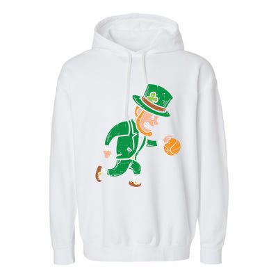 Leprechaun Basketball St Patricks Day Sport Gift Garment-Dyed Fleece Hoodie