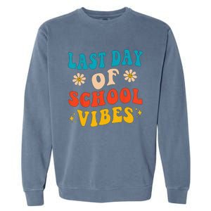 Last Day Of School Vibes Retro Last Day Of School Teacher Garment-Dyed Sweatshirt