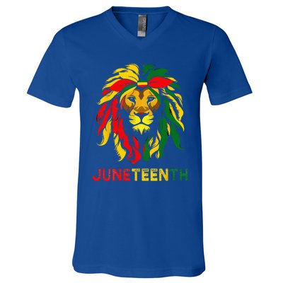 Lion Juneteenth Cool Black History African American Flag V-Neck T-Shirt