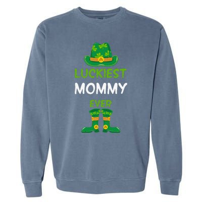 Luckiest Mommy Ever Irish Mom St Patricks Day Family Outfit Garment-Dyed Sweatshirt