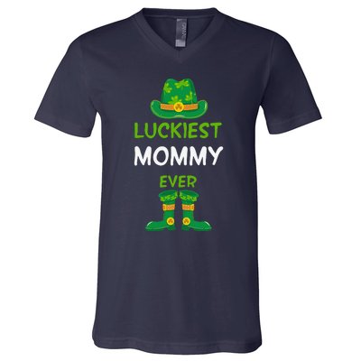 Luckiest Mommy Ever Irish Mom St Patricks Day Family Outfit V-Neck T-Shirt