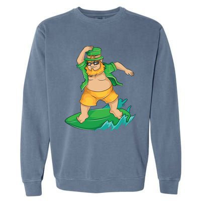 Leprechaun Surfer In Hawaii St Patrick's Day Funny Surf Gift Cute Gift Garment-Dyed Sweatshirt