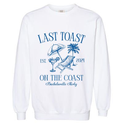 Last Toast On The Coast Est 2024 Beach Bachelorette Party Garment-Dyed Sweatshirt