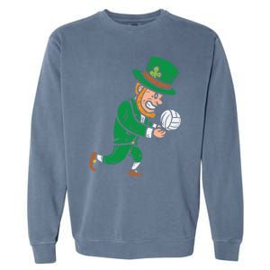 Leprechaun Volleyball Funny St Patricks Day Sport Lover Gift Cute Gift Garment-Dyed Sweatshirt