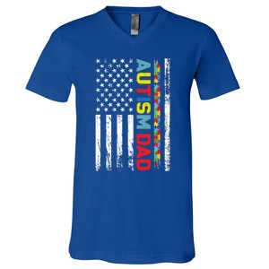 Men Autism Dad Meaningful Gift Fathers Day Dad Autism American Flag Gift V-Neck T-Shirt