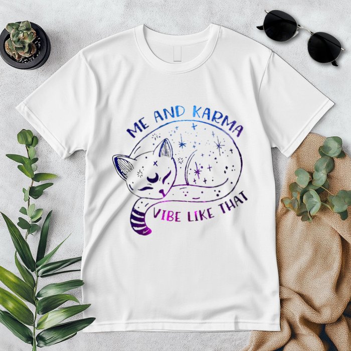 me and karma vibe like that karma is a cat purring in my lap Premium T-Shirt