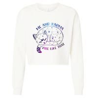 me and karma vibe like that karma is a cat purring in my lap Cropped Pullover Crew