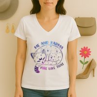 me and karma vibe like that karma is a cat purring in my lap Women's V-Neck T-Shirt
