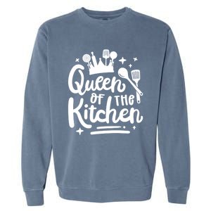 Mom Cooking Queen Of Kitchen Baking Kitchen Mom Mother's Day Gift Garment-Dyed Sweatshirt