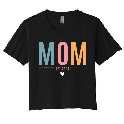 Mom Est 2024 Expect Baby 2024 Mother 2024 New Mama Mommy Women's Crop Top Tee