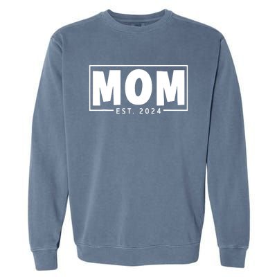 Mom Est 2024 Expect Baby 2024 Mother 2024 New Mom 2024 Garment-Dyed Sweatshirt