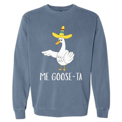 Me Gooseta Funny Mexican Spanish Goose Pun Garment-Dyed Sweatshirt