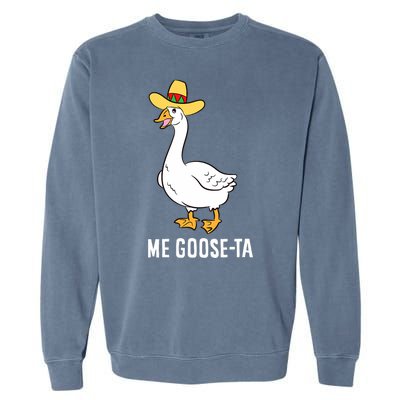 Me Goose Ta Mexican Funny Spanish Goose Pun Garment-Dyed Sweatshirt