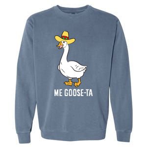 Me Goose Ta Mexican Funny Spanish Goose Pun Garment-Dyed Sweatshirt