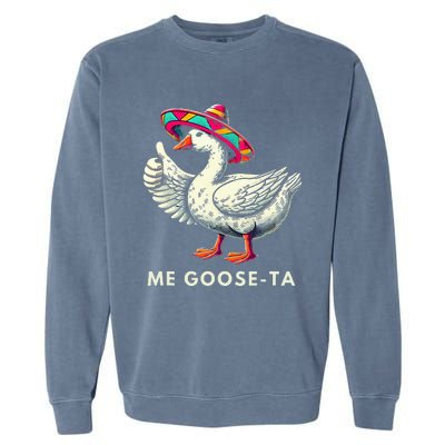 Me Goose Ta Mexican Funny Spanish Goose Pun Garment-Dyed Sweatshirt