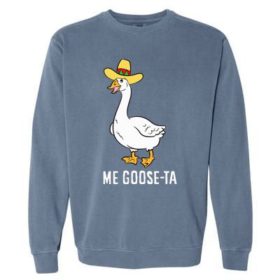 Me Goose Ta Mexican Funny Spanish Goose Pun Garment-Dyed Sweatshirt