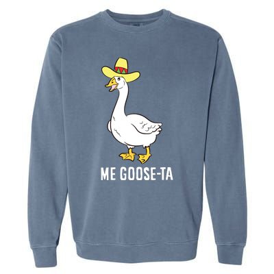 Me Goose Ta Mexican Funny Spanish Goose Pun Garment-Dyed Sweatshirt