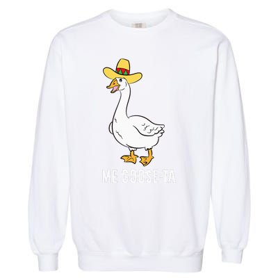 Me Goose Ta Mexican Funny Spanish Goose Pun Garment-Dyed Sweatshirt