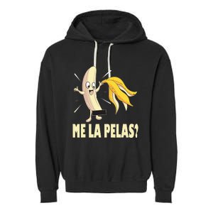 Me La Pelas Funny Quotes In Spanish Sayings Banana Joke Garment-Dyed Fleece Hoodie