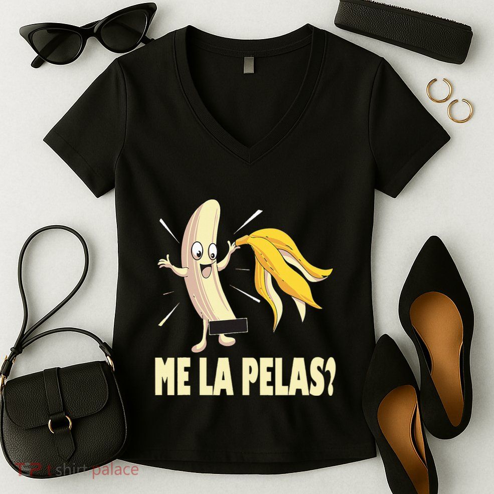 Me La Pelas Funny Quotes In Spanish Sayings Banana Joke Women's V-Neck T-Shirt