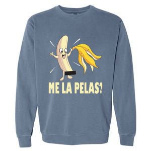 Me La Pelas Funny Quotes In Spanish Sayings Banana Joke Garment-Dyed Sweatshirt