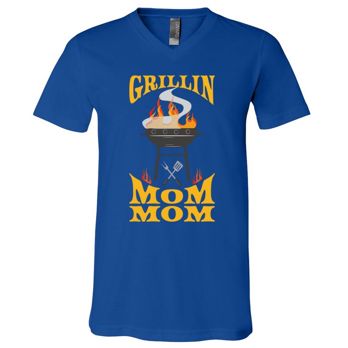 Mom Mom Bbq Grill Smoker And Barbecue Chef Gift V-Neck T-Shirt