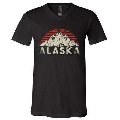 Mountain Wildlife Animal Alaskan Moose Retro Alaska V-Neck T-Shirt