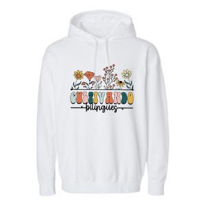 Maestra Wild Flowers Cultivando Bilingues Spanish Teacher Garment-Dyed Fleece Hoodie