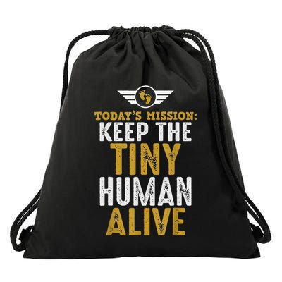 New Dad Funny For Father Day Keep The Tiny Human Alive Drawstring Bag