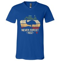 Never Forget 1932 Emu War Gift Emu Lover Zookeeper Gift V-Neck T-Shirt