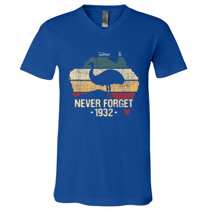 Never Forget 1932 Emu War Gift Emu Lover Zookeeper Gift V-Neck T-Shirt