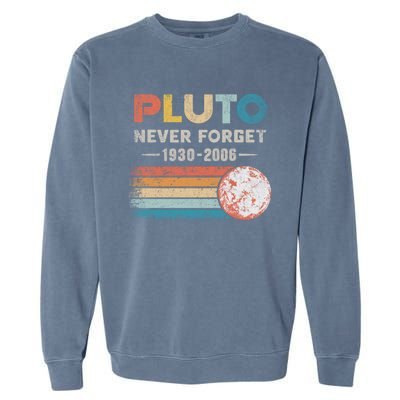 Never Forget Pluto Gift Retro Style Funny Space Science Great Gift Garment-Dyed Sweatshirt