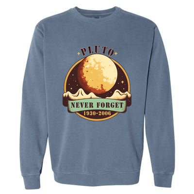 Never Forget Pluto Cute Gift Retro Style Funny Space Science Gift Garment-Dyed Sweatshirt