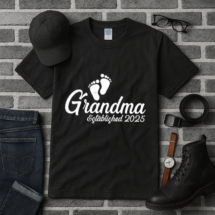 New Grandma Established 2025 Family Tall T-Shirt