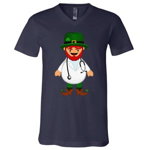 Nurse's Scrubs Stethoscope Wearing Leprechaun Gifts V-Neck T-Shirt